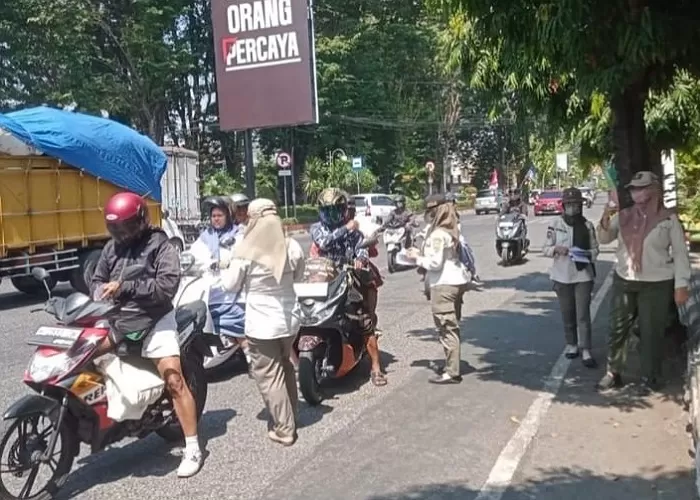 Penumpang Mobil Kasih Uang ke Pengemis Didenda Rp50 Juta